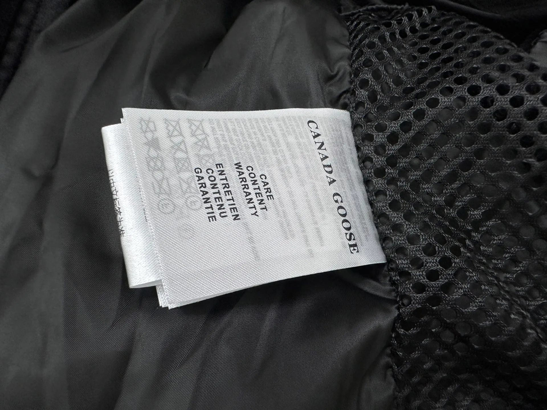 P840 【Canada gooes】Large Goose Sleeve Stand Collar Down Jacket Lawrence down jacket provides basic protection for daily adventures. Delicately soft fabric, this is a water-repellent fabric that is soft to the touch yet durable. Filled with extremely fluffy white duck down. This piece has a quilted body and structured down. Padded collar and reflective double-stripe grip tape. Extended hem and tucked-in inner rib-knit cuffs. Size: XS-2XL